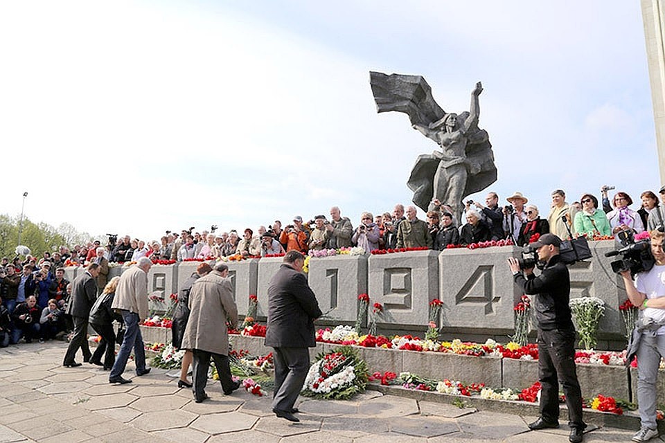 Парламентская комиссия взялась за памятник Освободителям Риги. Фото: LETA