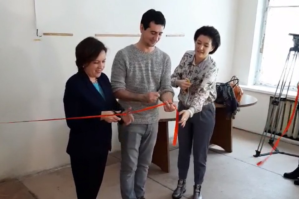 Склад открыли торжественно — с красной ленточкой и тортом. Фото: проект «Другая медицина»