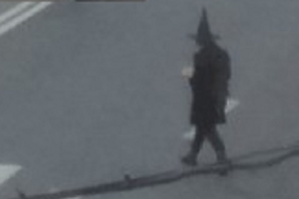 Петербуржцы в костюмах на Хэллоуин пугают горожан своими образами