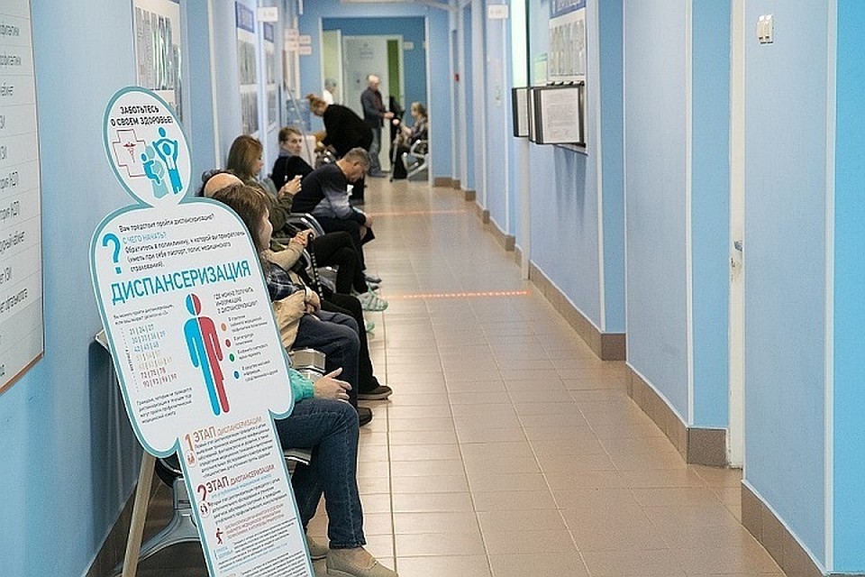 Люди недовольны качеством медицинского обслуживания и задержками по выплате за больничные листы (Фото: АВО).