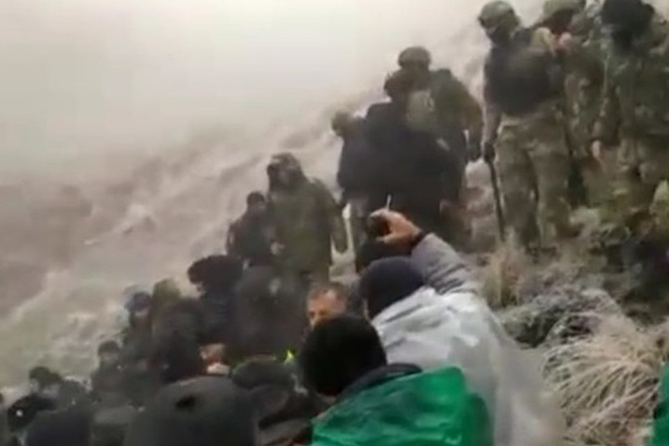Люди протестуют ни один день