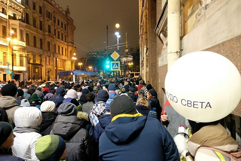 Желающие посмотреть на фестиваль света собрали толпу на Невском проспекте.
