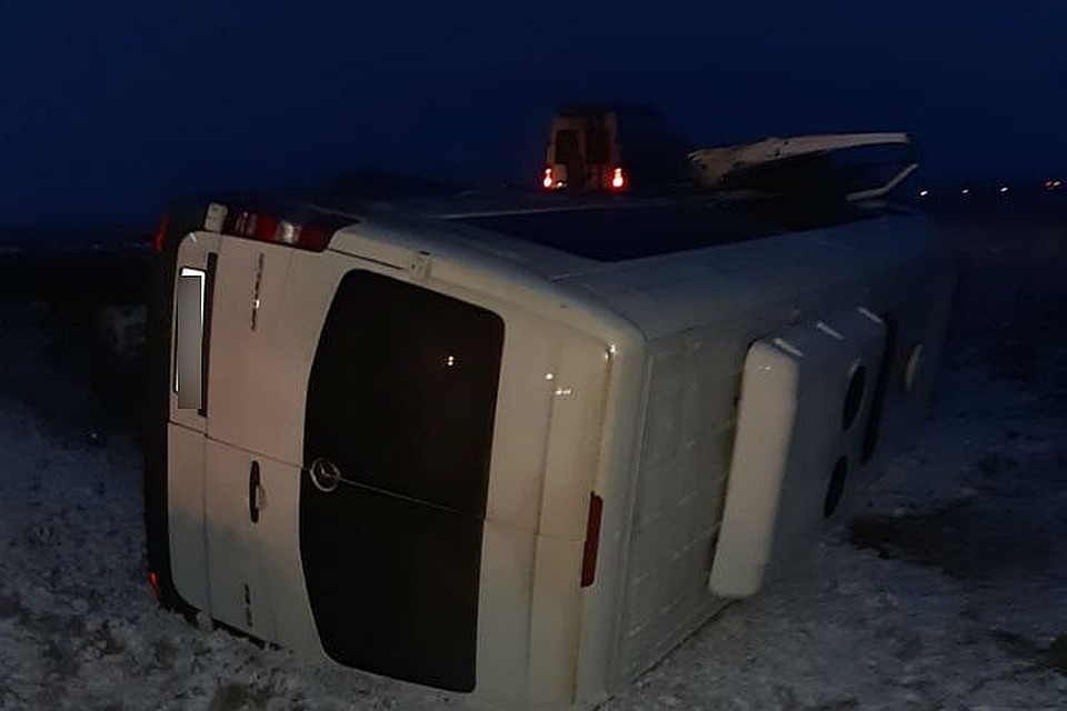 В салоне Мерседеса находилось 12 человек. Фото: ГУ МВД России по Иркутской области.
