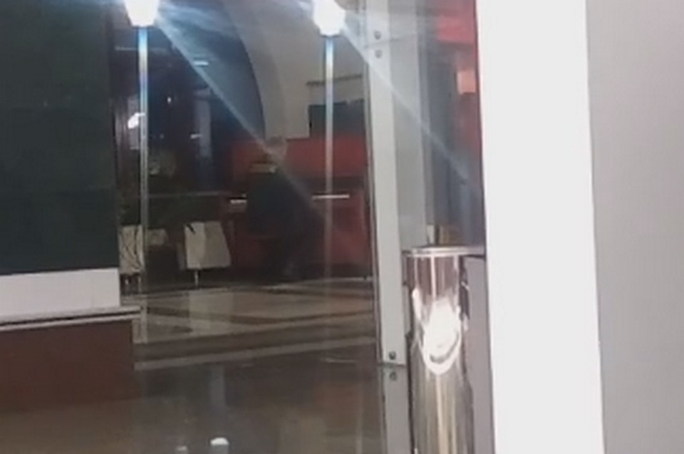 Охранник кузбасского вокзала удивил пассажиров. ФОТО: кадр видео vk.com, "Шепот улиц Белово"