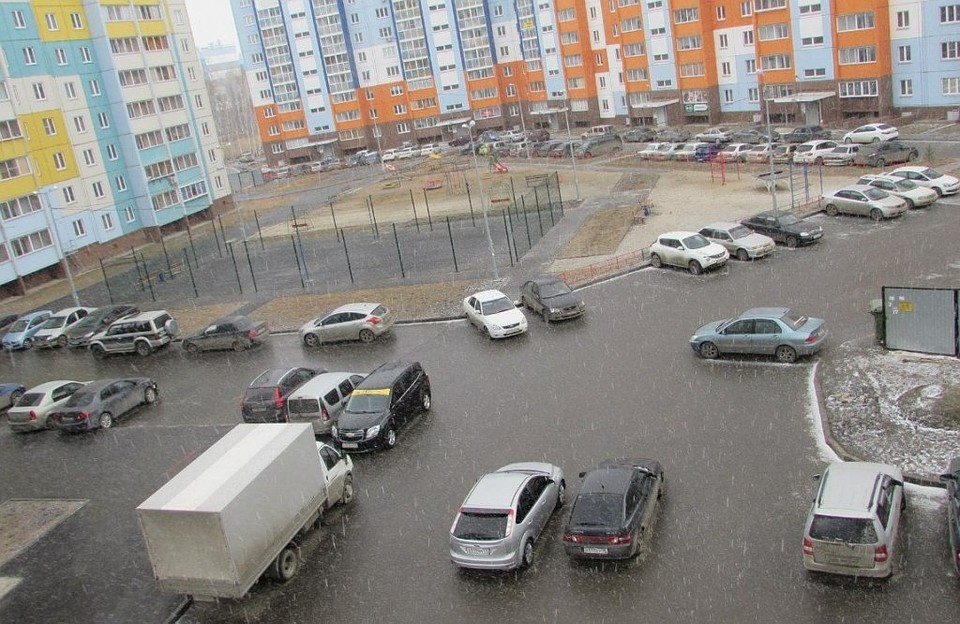 В "Парковом" очень много машин, но нет ни одной цивилизованной парковки. Фото: гhуппа "Парковый" vk.com