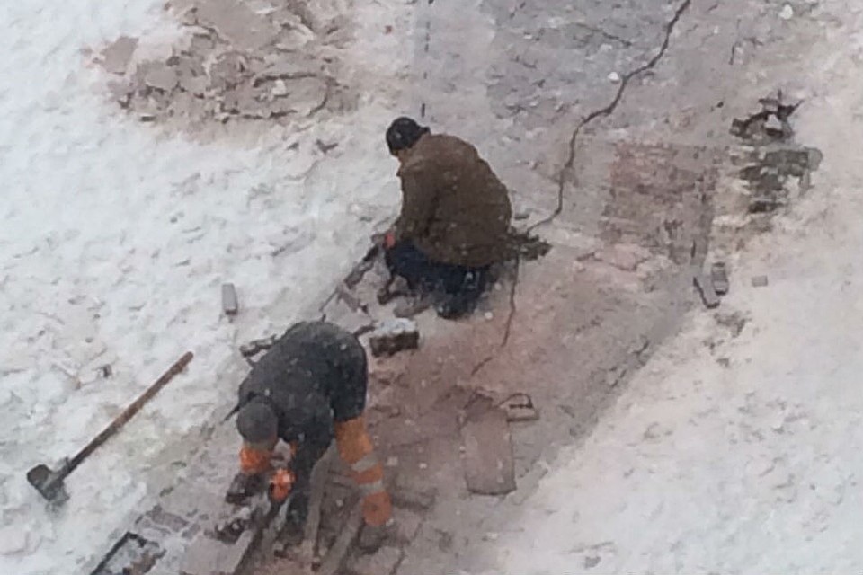 Вот так в Молочном кладут в снег тротуарную плитку. Фото: Валентин Мурчанский