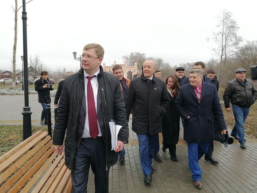 Губернатору показали ход реконструкции парка в Петровске