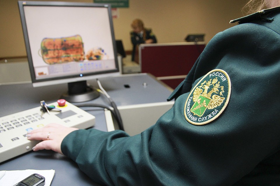 Двух таможеников и коммерсанта отправили под арест по делу о контрабанде антиквариата.