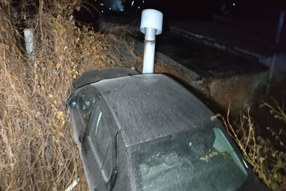 Автомобиль оказался на крыше гаража (Фото: nordnews.md).
