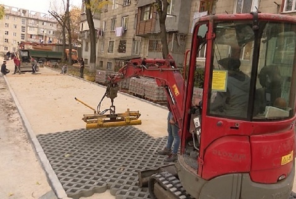 Экопарковки строят во дворах многоквартирных домов на Ботанике. Фото: ntv.md