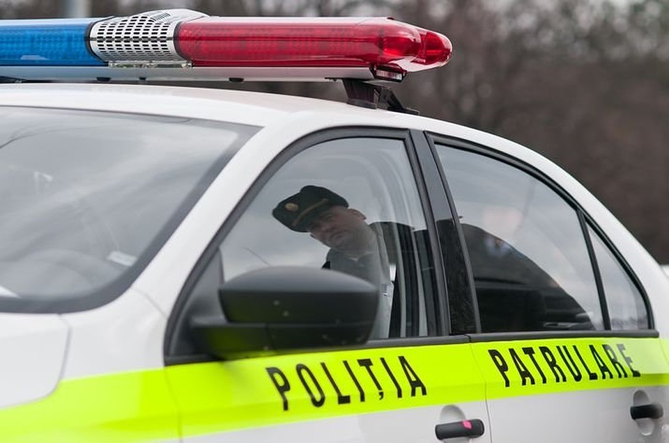 На вечеринке лучших друзей: молдавский полицейский в форме решил устроить праздник