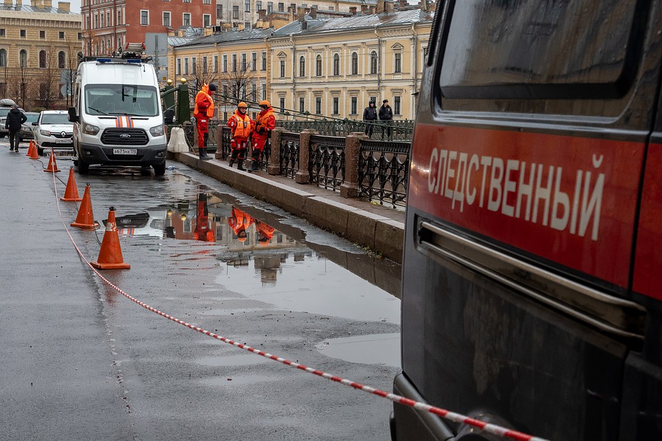 Второй день в районе дома № 94 по набережной реки Мойки работают следователи и водолазы.