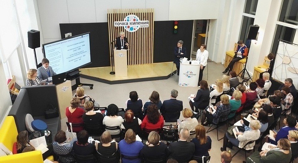 Александр Спивак оценил профилактическую работу с семьями в Тюменской области