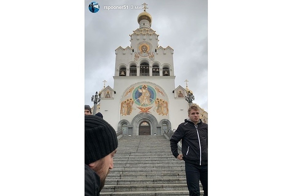 Форвард «Динамо» Райан Спунер с командой посетил Всехсвятскую церковь в Минске. Фото: соцсети.