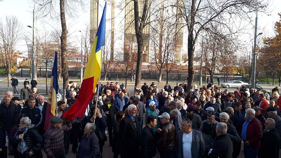 Граждане Молдовы с румынским флагом пришли поддержать Санду