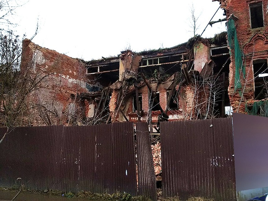Часть лицевого фасада здания обрушилась в ночь на 11 ноября Фото: vk.com/"Подслушано Кимры"