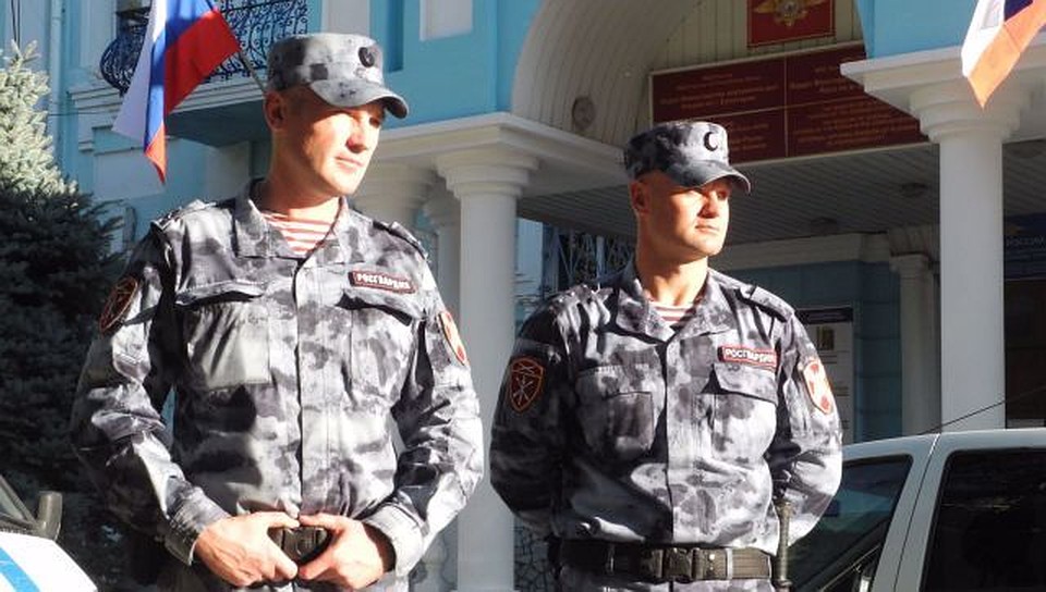 Бойцы Росгвардии сделали пострадавшему перевязку. Фото: пресс-служба Росгвардии