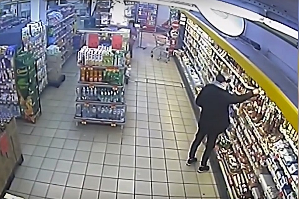 Воришка несколько раз возвращался к прилавку, чтобы еще взять колбасы. Фото: стоп-кадр.