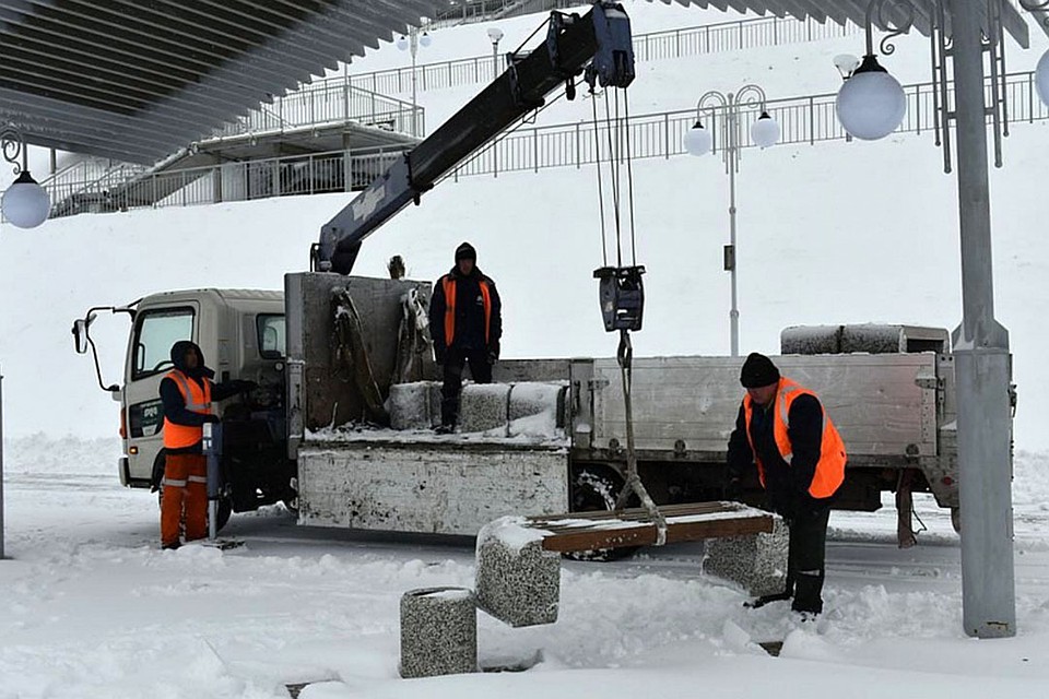 Уборка скамеек на набережной