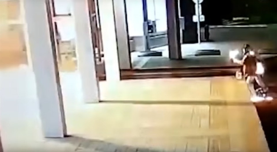 Закидавшие коктейлями Молотова мэрию Красноярска пошли под суд. Фото: стоп-кадр Baza.