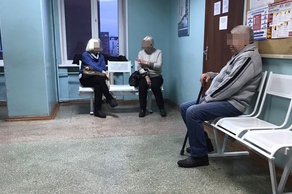 На фото - тот самый мужчина, который ждал своей очереди по записи.