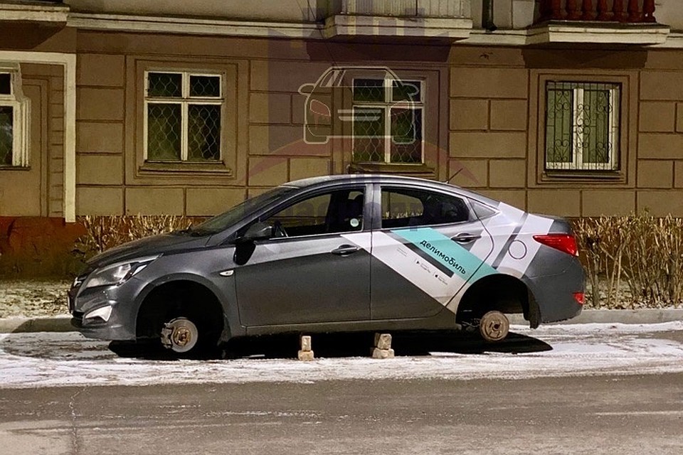 В Красноярске ночью «разули» вторую машину. Фото: "ЧП Красноярск"