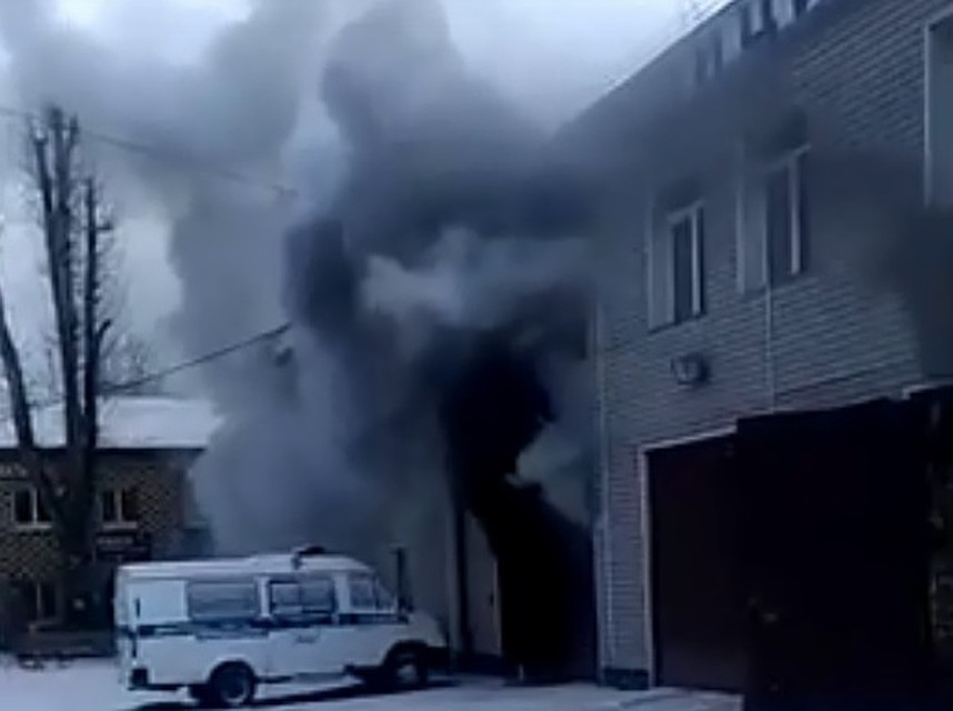 Очевидцы сообщили о пожаре в отделе полиции в Красноярске. Фото: стоп-кадр "Омбудсмен полиции".
