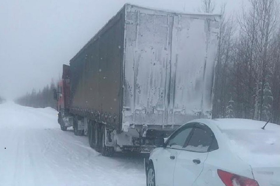 В Ноябрьске пострадал пассажир легковушки, столкнувшейся с грузовиком Фото: Госавтоинспекция Ямала