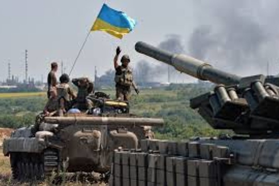 В перерывах между обстрелами "сепаров" украинские вояки развлекаются. Фото: Русская Весна