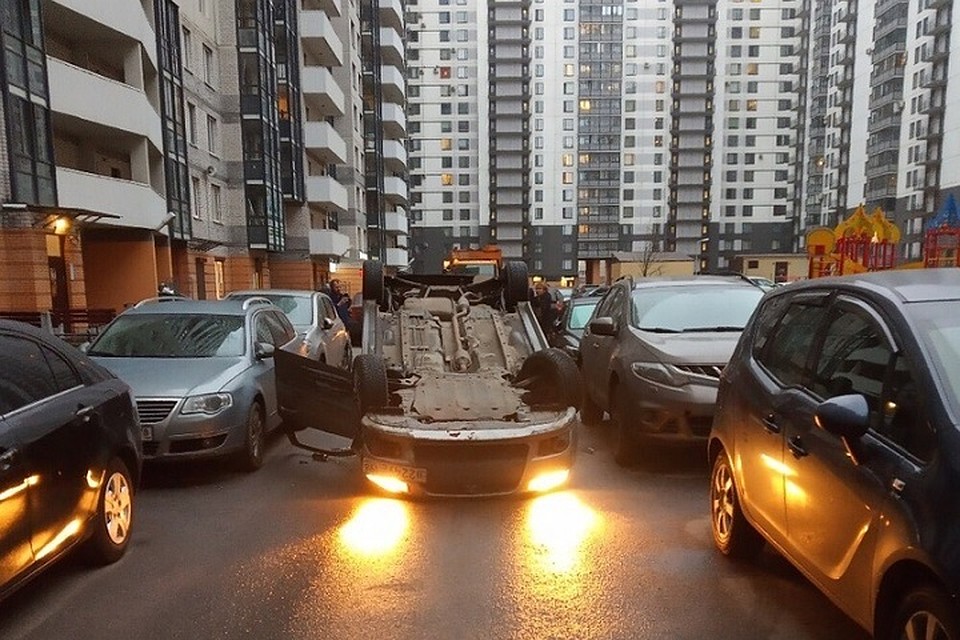 Во дворе на Композиторов водитель уложил машину на крышу. Фото: vk.com/spb_today