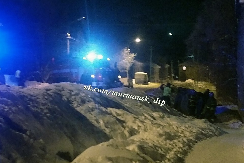 Вытаскивать иномарку из кювета пришлсоь спасателям. Фото: Мурманск ДТП ЧП