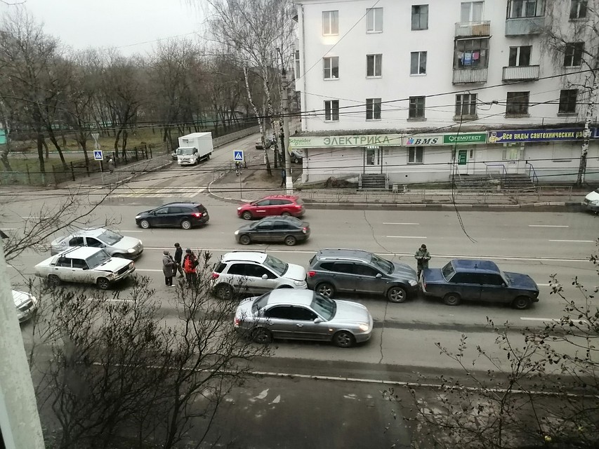 ДТП из четырех авто на Волоколамском проспекте Фото: vk.com/"Подслушано у водителей. Тверь"/Марина Светлова