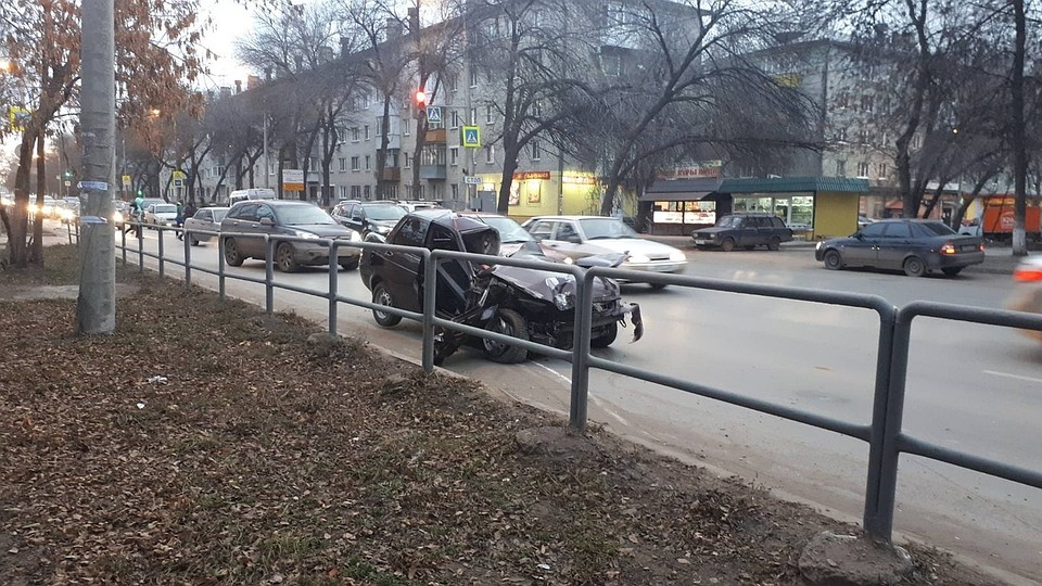 Легковушка столкнулась с двумя микроавтобусами и влетела в ограждение