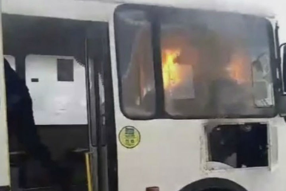 Видео: пассажирский автобус ПАЗ загорелся на ходу в Братске. Фото: "Инцидент Иркутск"