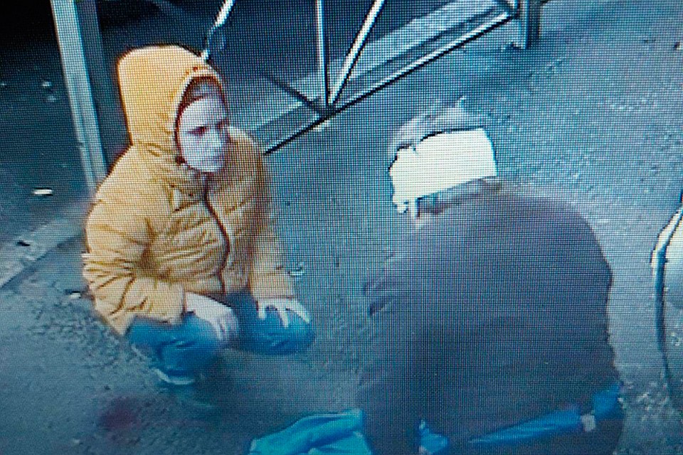Сотрудница полиции остановилась, чтобы помочь пострадавшему пешеходу в Петербурге.