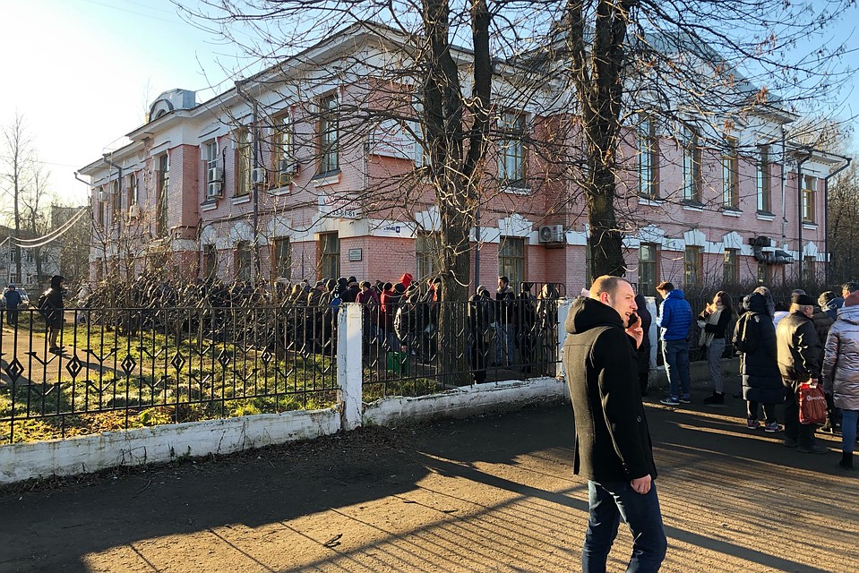 Люди стоят в очереди второй день, чтобы заплатить по старой цене - в 13 раз дешевле