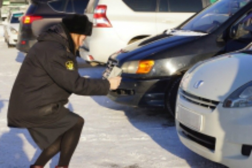 Автолюбителя в Хабаровске приставы коварно подкараулили на парковке