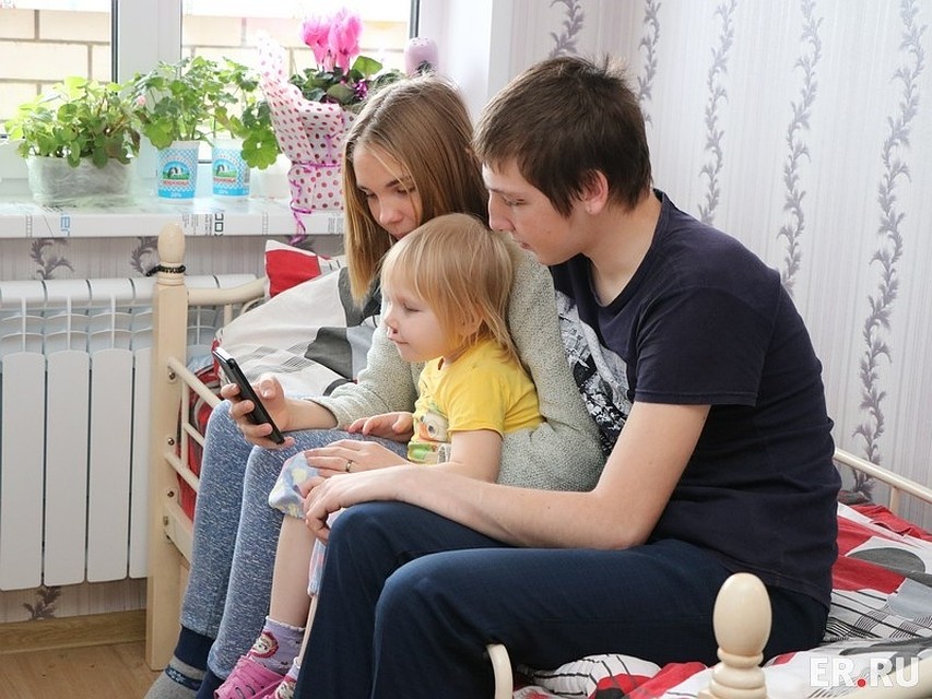 Смоленская многодетная семья отпраздновала новоселье в новой квартире.