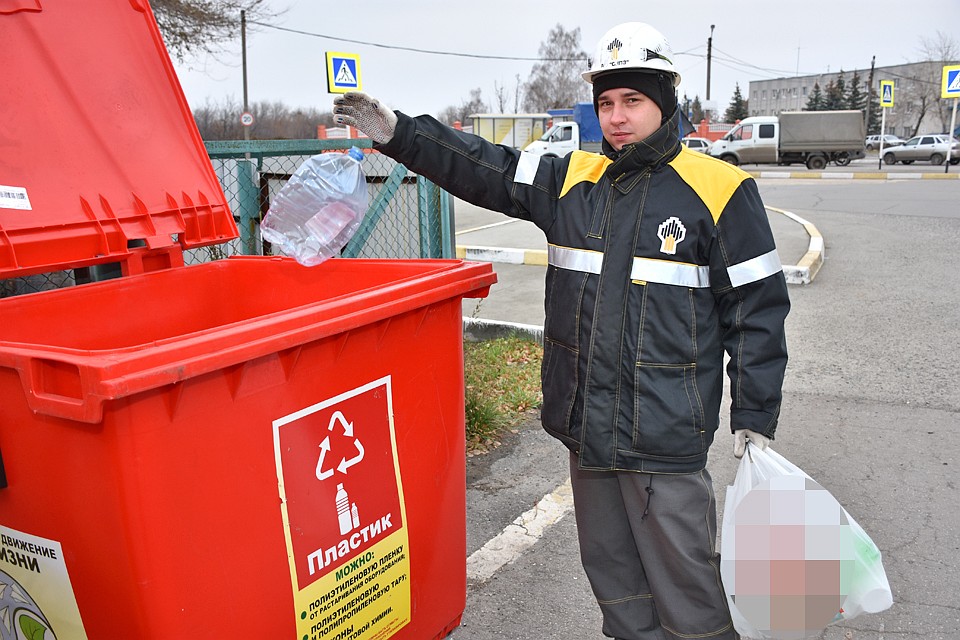 Для пластика на заводе установлены специальные контейнеры. Фото: АО "СНПЗ"