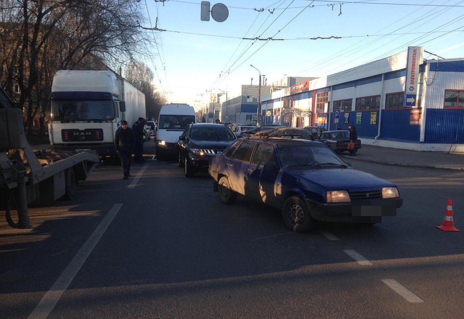 Маршрутка врезалась в стоящие автомобили Фото: УГИБДД России по Тверской области
