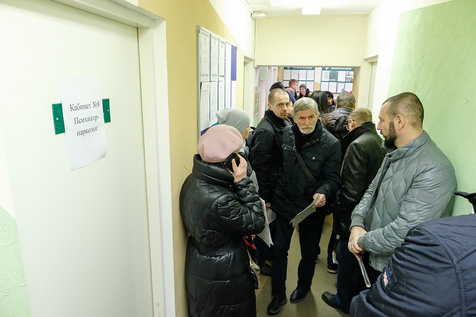 В Приморском районе Петербурга водители проводили в очереди за справкой три-четыре часа.