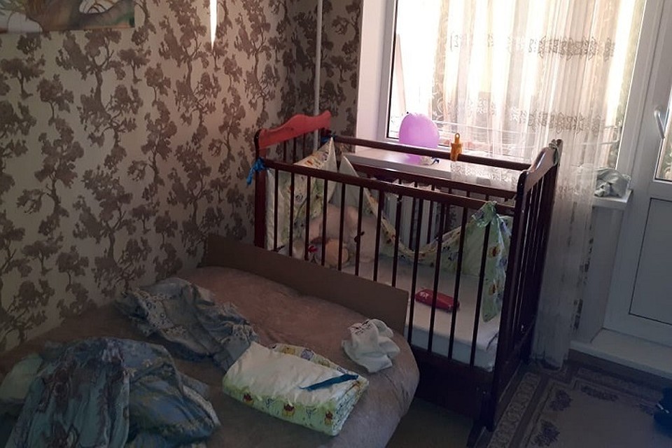 Маленькую девочку запросто оставляли в кроватке и квартире абсолютно одну