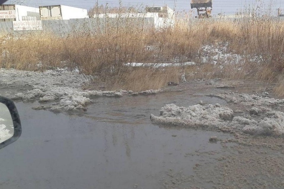 Вода превратила дорогу в Парковом в настоящую реку. Фото: группа "Нетипичный Челябинск" vk.com