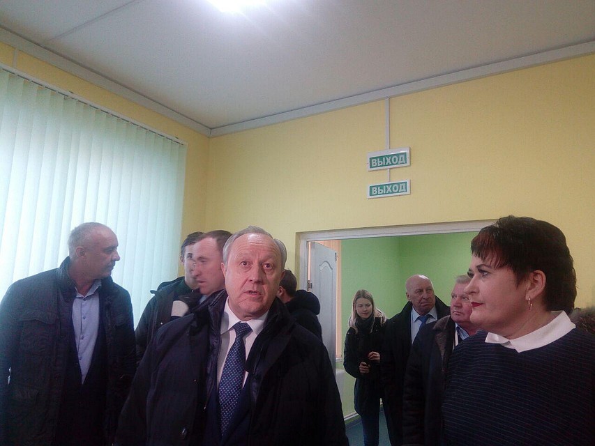 Валерий Радаев в новом помещении детсада в Ершове
