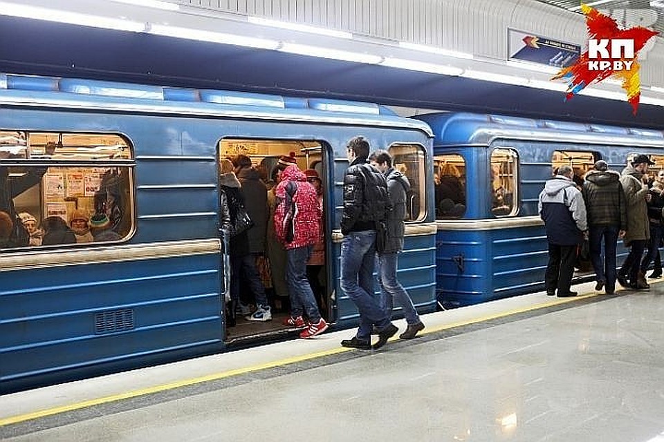 Происшествие в метро: лобовое стекло поезда разбито, на рельсах – человек.