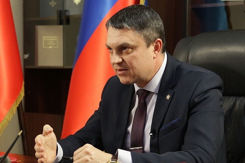 «Дать воду в больницу в прифронтовом поселке!» Леонид Пасечник встретился с жителями Калиново. Фото: Фейсбук