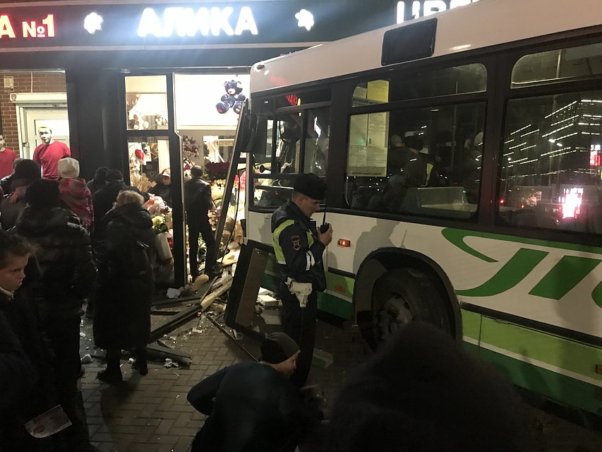 Водитель автобуса "собрал" три легковушки и остановился лишь в цветочном павильоне.