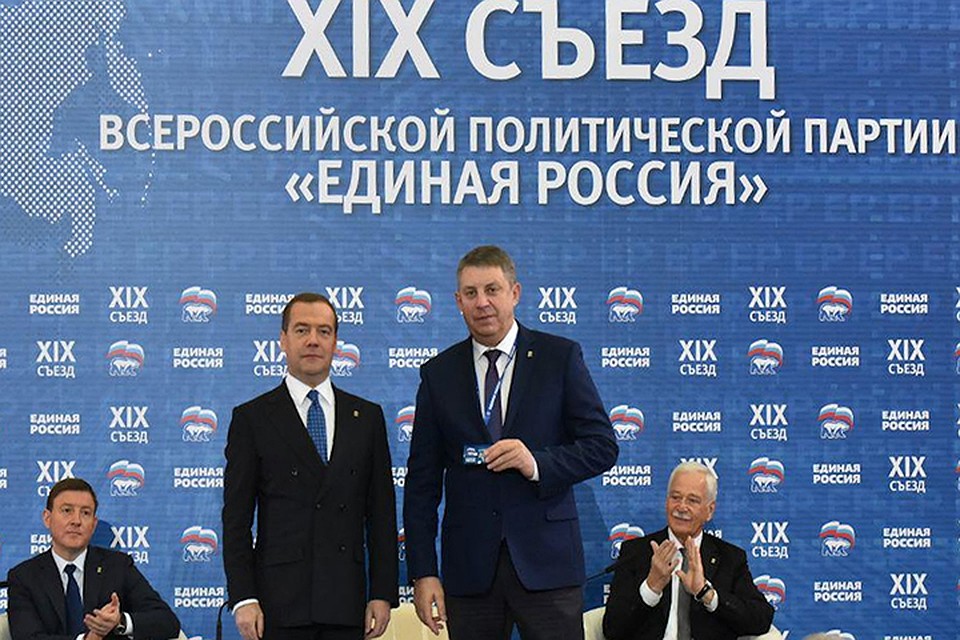 Александру Богомазу вручили партийный билет.