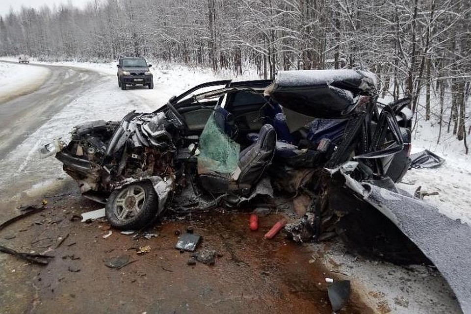 Легковушка превратилась в груду железа. Фото: ГУ МВД по Пермскому краю.