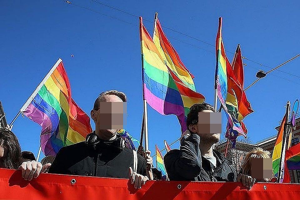 ЛГБТ-активисты любят выходить на акции протеста. Но против них тоже есть кому протестовать.